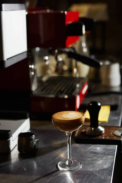 Kafe Latte atau kopi Piccolo dengan bentuk hati seni latte dalam gelas martini atau gelas koktail. dof dangkal. — Stok Foto