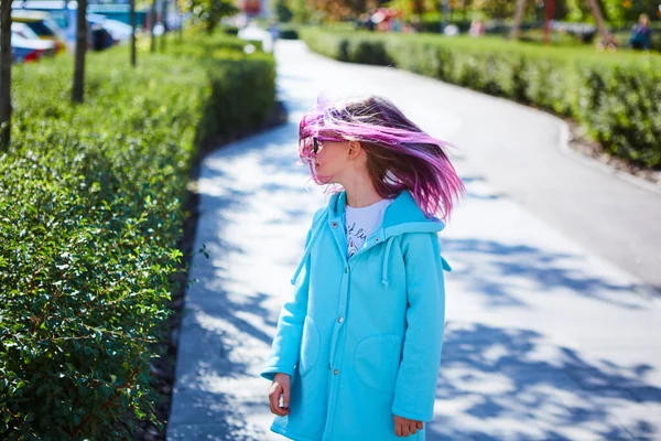 女の子8歳でピンク髪ジャンプ屋外 — ストック写真