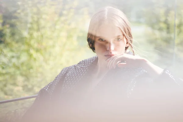 Outdoor fashion portrait of glamour sensual young stylish woman wearing trendy fall outfit. Sunlight in the foreground. Shallow dof — Stock Photo, Image