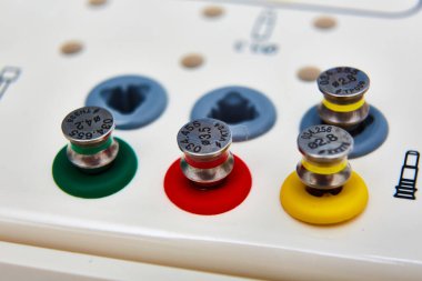 Masadaki dişçi aletleri. Soluk dof.