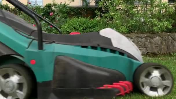 Low Angle Shot Gardener Mowing Lawn Garden Close — Stock Video