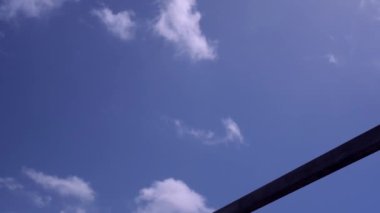 Beyaz bulutlar mavi gökyüzüne karşı hareket ediyor Güzel bir yaz günü Covid19 sırasında