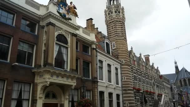 歴史的な塔の建物や黄金の人物や教会のホールのショットを傾ける オランダ アルクマール ロイヤリティフリーストック映像