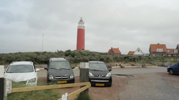 Amplio Tiro Mostrando Coches Estacionamiento Holandés Famoso Faro Isla Holandesa — Vídeos de Stock