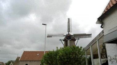 Hollanda 'nın Texel Adası' ndaki bulutlu bir günde geleneksel kırsal yel değirmeni.