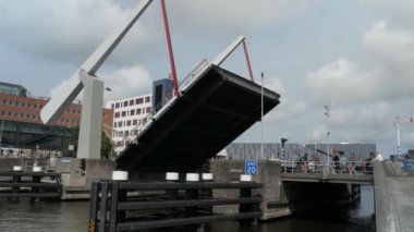 Hollanda, Alkmaar 'da bulutlu bir günde Uzun Tekne Taşınabilir Köprü Altında Geçiyor