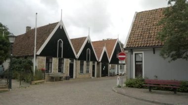 Hollanda 'nın bulutlu bir günde Texel Adası' ndaki güzel Hollanda mimari binaları