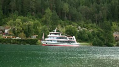 Avusturya turizm gemisi tatil boyunca Achensee Gölü 'ndeki rıhtıma yanaştı..