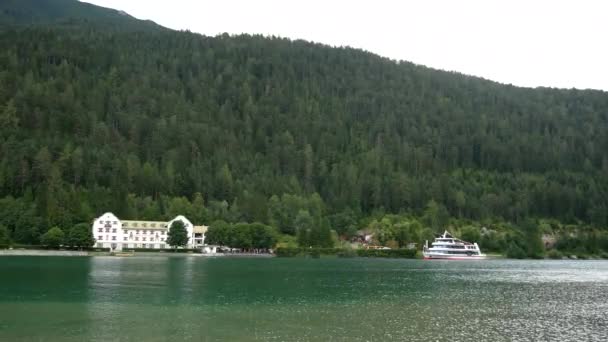 森と美しい山の風景 アヘン湖のホテルや駐車場の観光船 オーストリア ストック映像