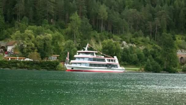 Nave Turistica Austriaca Attracco Molo Sul Lago Achensee Durante Vacanze — Video Stock