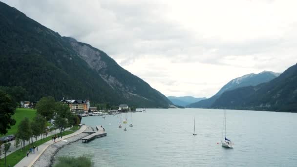 Beautiful Achensee Lake Path Walking Tourists Sea Shore Luxury Petrisau Βίντεο Αρχείου