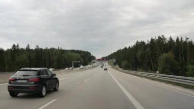 Bulutlu bir günde Pov ön cam Hood 'un Alman Otobanı' nda Araba Sürüşü yavaş çekim.