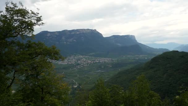 カラテル湖の近くの山の間の小さな都市 カルテルの町の風景 — ストック動画