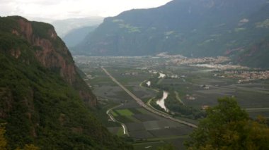 İtalya 'daki dağların kırsal manzarası, Brenner otoyolu, Etsch nehri ve Bozen şehri arka planda. Geniş açı..