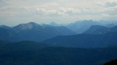 Bulutlu bir günde güzel dağ sırasının geniş görüntüsü. Alp dağlarının silueti. Panorama manzarası.
