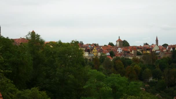 曇りの日の間にローテンブルクの古い建物と美しい風景撮影 パン右のショット ストック映像