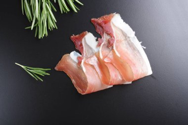 Prosciutto, jamon siyah bir zemin üzerine