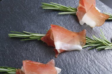 Prosciutto, jamon taş zemin üzerine