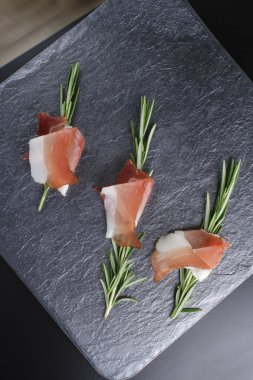 Prosciutto, jamon taş zemin üzerine