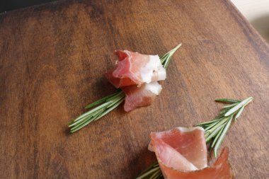 Prosciutto, jamon ahşap arka plan üzerinde