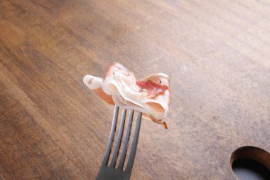 Prosciutto, jamon çatal ahşap zemin üzerinde