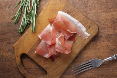 Prosciutto, jamon ahşap arka plan üzerinde