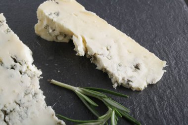 mavi cheeseon taş bir arka plan, biberiye