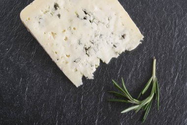 mavi cheeseon taş bir arka plan, biberiye