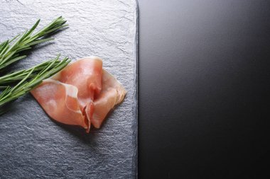 Prosciutto jamon jambon bir taş arka plan biberiye