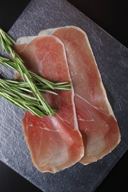 Prosciutto jamon jambon bir taş arka plan biberiye