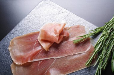 Prosciutto jamon jambon bir taş arka plan biberiye