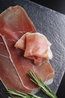 Prosciutto jamon jambon bir taş arka plan biberiye