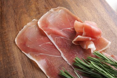 Prosciutto jamon jambon ahşap arka plan biberiye
