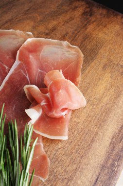 Prosciutto jamon jambon ahşap arka plan biberiye