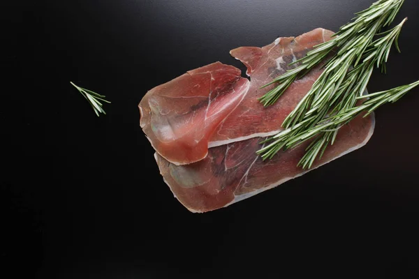 Prosciutto Jamon Alecrim Fundo Preto — Fotografia de Stock