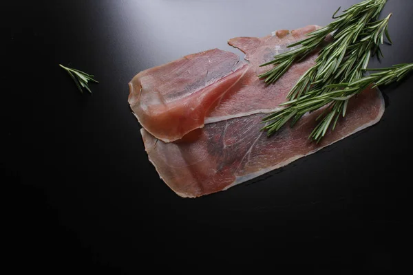 Prosciutto Jamon Alecrim Fundo Preto — Fotografia de Stock