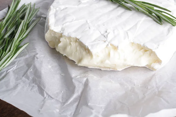 Queso Brie Fondo Madera Romero — Foto de Stock