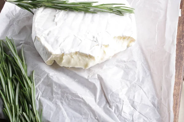 チーズ ブリー木製の背景ローズマリー — ストック写真