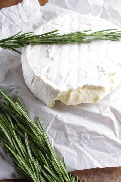 Queso Brie Fondo Madera Romero — Foto de Stock