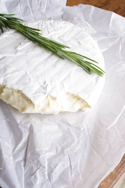 Peynir Brie Ahşap Arka Plan Biberiye — Stok fotoğraf