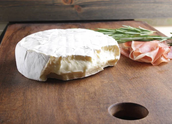 Kaas Brie Prosciutto Ham Houten Achtergrond Rozemarijn — Stockfoto