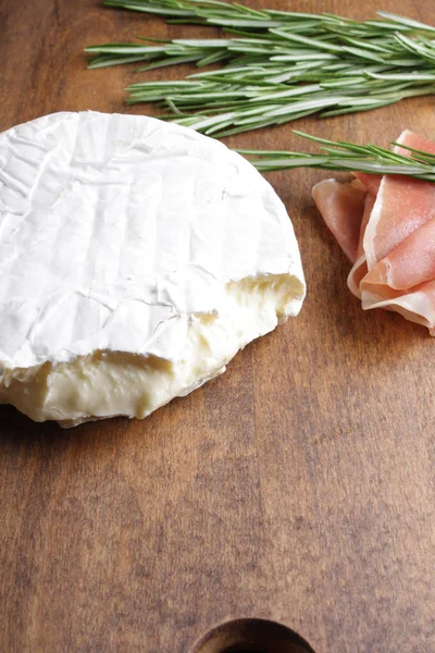 Queijo Brie Presunto Presunto Alecrim Madeira Fundo — Fotografia de Stock