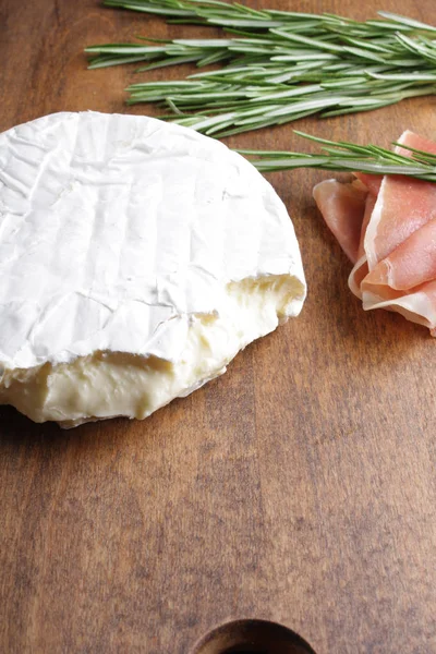 Brie Formaggio Prosciutto Prosciutto Fondo Legno Rosmarino — Foto Stock