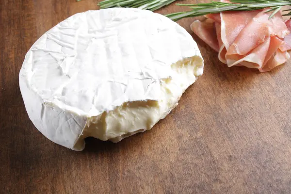 Peynir Brie Prosciutto Jambonu Ahşap Arka Plan Biberiye — Stok fotoğraf