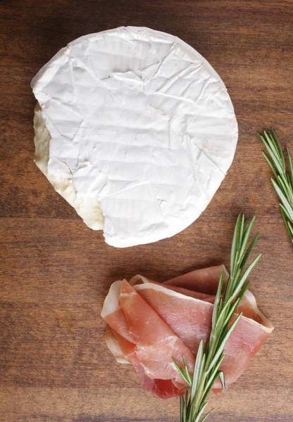 Peynir Brie Prosciutto Jambonu Ahşap Arka Plan Biberiye — Stok fotoğraf