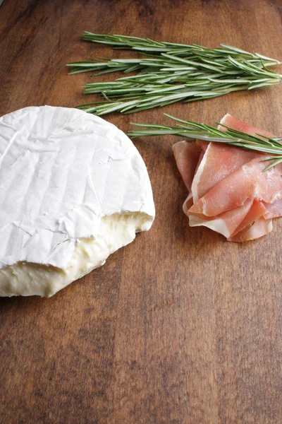 Brie Formaggio Prosciutto Prosciutto Fondo Legno Rosmarino — Foto Stock