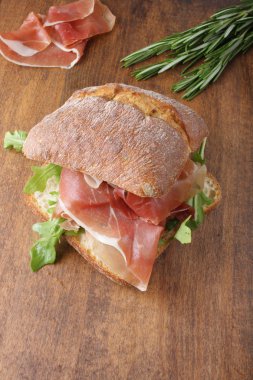 prosciutto jamon ahşap zemin ile sandviç