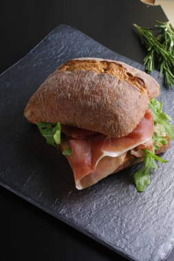 prosciutto jamon taş zemin üzerine sandviçle
