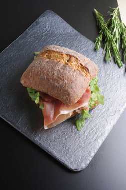 prosciutto jamon taş zemin üzerine sandviçle