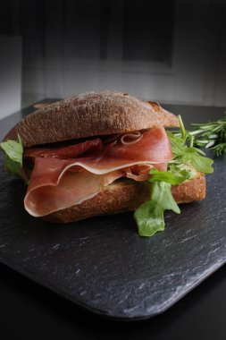 prosciutto jamon taş zemin üzerine sandviçle
